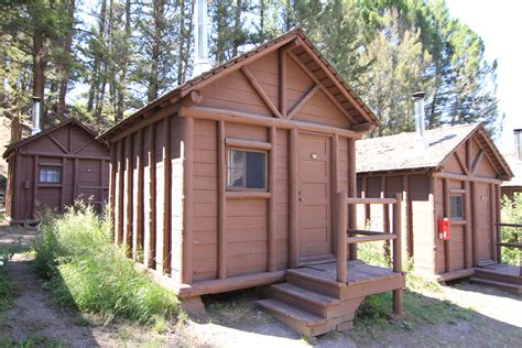Cabins Close To Lamar Valley Yellowstone .